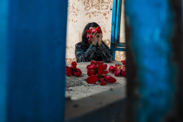 PAKISTAN / Lahore / 2017 / Noor is a well-read, witty, sensitive, bright young woman. She is unmarried. She never accepted any proposal and is unlikely to ever do so. Her marriage would be based on a lie. She is an atheist and she knows that it is unconceivable to announce it.  She has to pretend all the time. “I am like a ghost among others. I have to constantly hide who I am”. She hopes to leave Pakistan