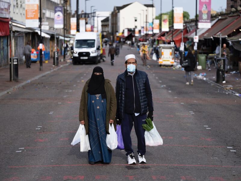 2METRES: Ritratti mascherati a Ridley Road | Gideon Mendel | UK
