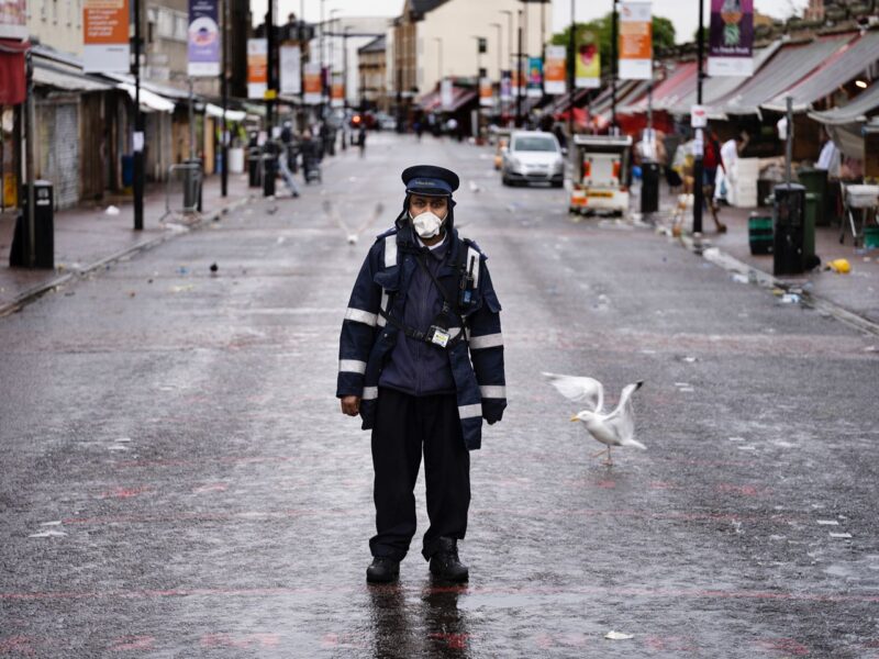 2METRES: Ritratti mascherati a Ridley Road | Gideon Mendel | UK