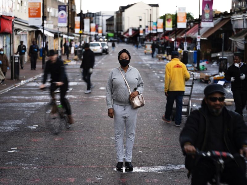 2METRES: Ritratti mascherati a Ridley Road | Gideon Mendel | UK